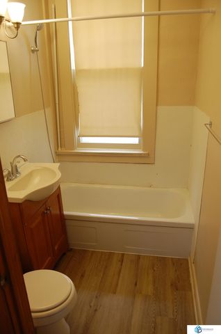 900 S 18th Street, Lincoln, NE 68508