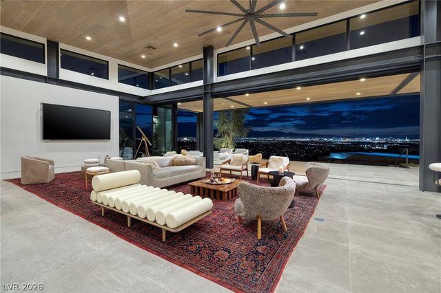 712 Dragon Peak Drive, Henderson, NV 89012