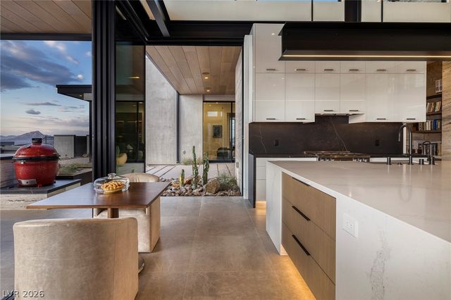 712 Dragon Peak Drive, Henderson, NV 89012