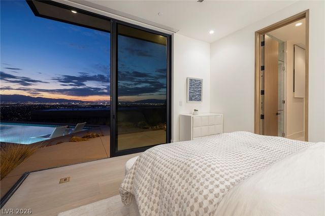 712 Dragon Peak Drive, Henderson, NV 89012