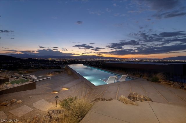 712 Dragon Peak Drive, Henderson, NV 89012