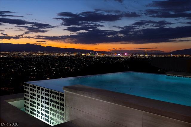 712 Dragon Peak Drive, Henderson, NV 89012