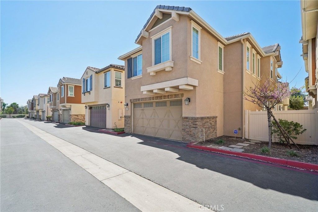 Image 11 of property listing at 618 S Brampton Lane, Rialto, CA 92376