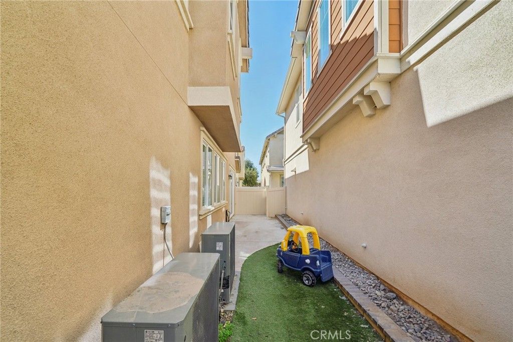 Image 15 of property listing at 618 S Brampton Lane, Rialto, CA 92376