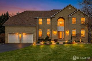 2 Red Oak Court, Monroe, NJ 08831