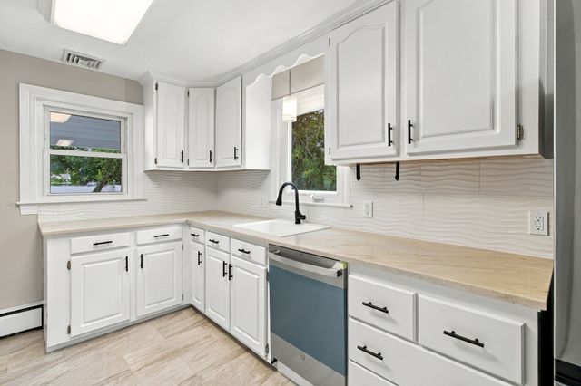 18 Murphy Rd, Barnstable, MA 02601