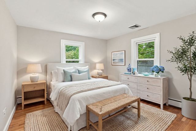 18 Murphy Rd, Barnstable, MA 02601