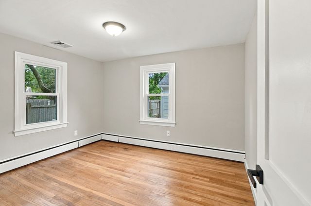 18 Murphy Rd, Barnstable, MA 02601