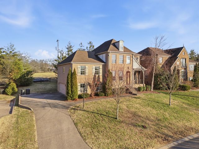 1007 Avery Trace Cir, Hendersonville, TN 37075