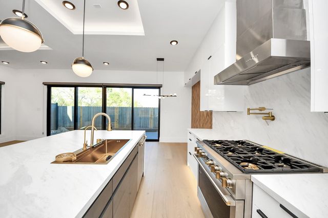 615 Rolling Oaks, Stafford, TX 77477