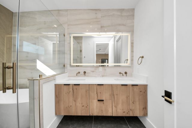 615 Rolling Oaks, Stafford, TX 77477