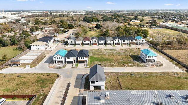 615 Rolling Oaks, Stafford, TX 77477