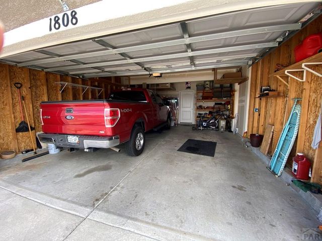 1808 Kingfisher Ln, Pueblo, CO 81008