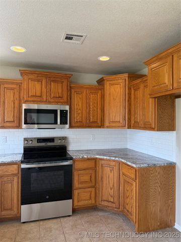 13167 N 133rd East Avenue N, Collinsville, OK 74021