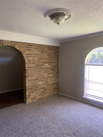 1033 Rosewood Drive, Desoto, TX 75115