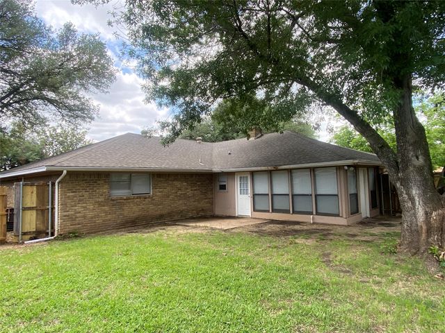 1033 Rosewood Drive, Desoto, TX 75115