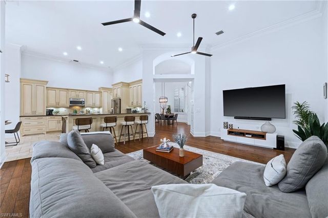 1905 Fairfax CIR, Naples, FL 34109