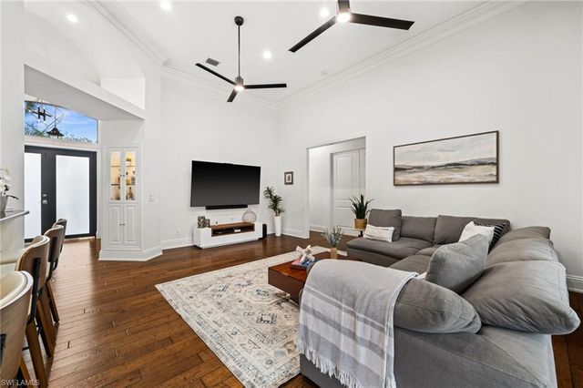 1905 Fairfax CIR, Naples, FL 34109