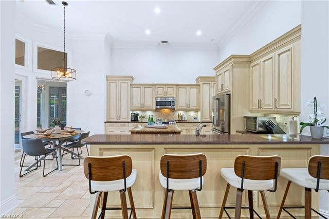 1905 Fairfax CIR, Naples, FL 34109