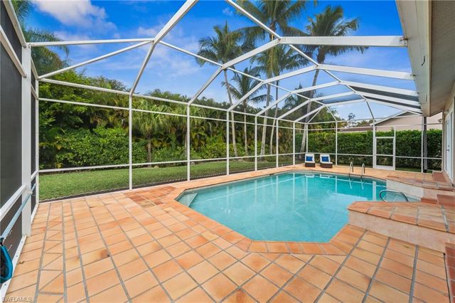 1905 Fairfax CIR, Naples, FL 34109