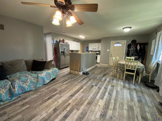 316 NE Pine LN, Topeka, KS 66617