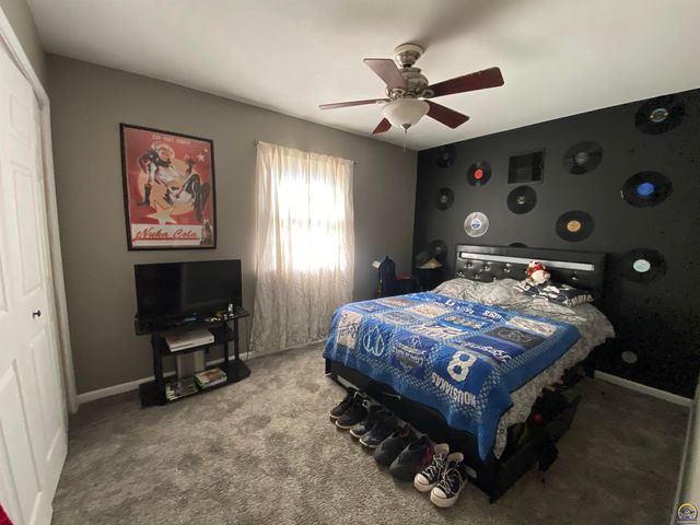 316 NE Pine LN, Topeka, KS 66617