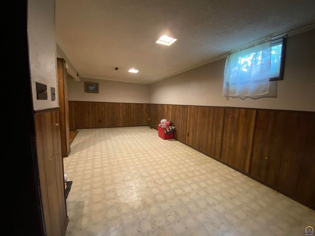 316 NE Pine LN, Topeka, KS 66617