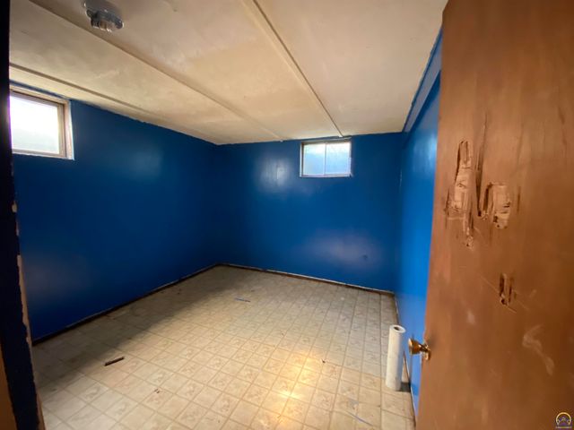 316 NE Pine LN, Topeka, KS 66617