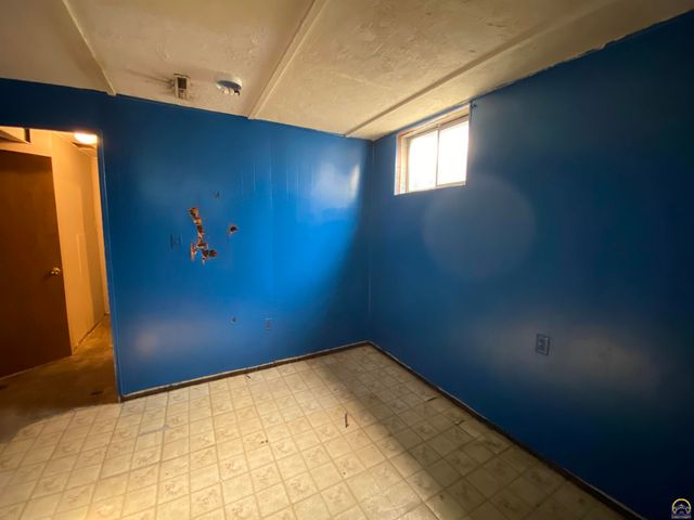 316 NE Pine LN, Topeka, KS 66617