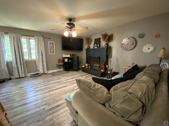 316 NE Pine LN, Topeka, KS 66617