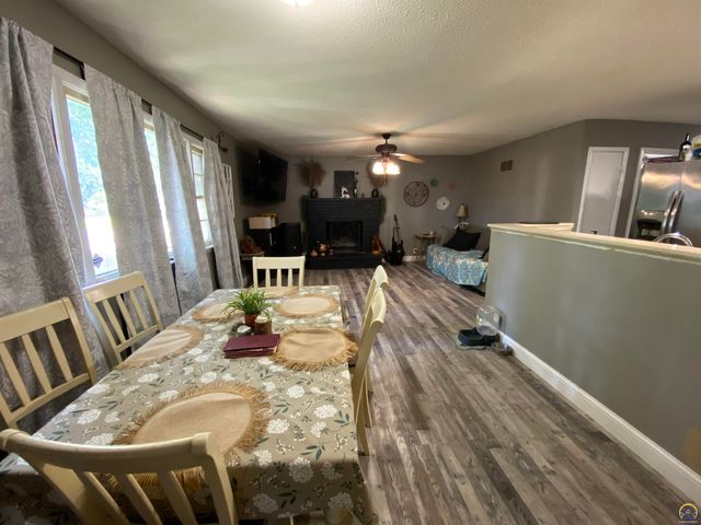 316 NE Pine LN, Topeka, KS 66617