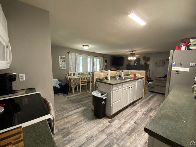 316 NE Pine LN, Topeka, KS 66617