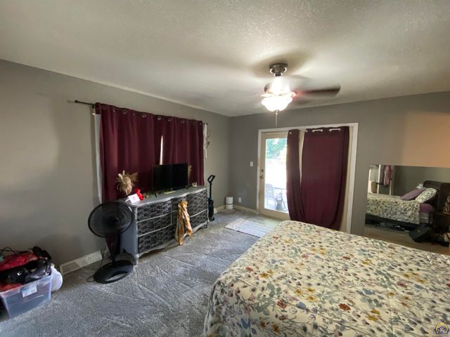 316 NE Pine LN, Topeka, KS 66617