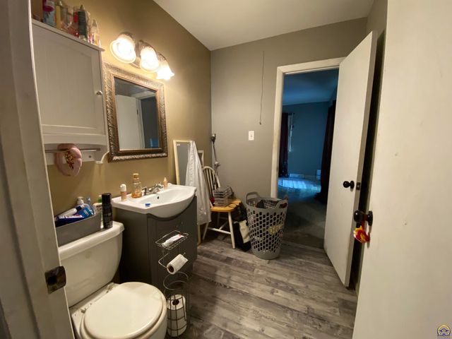 316 NE Pine LN, Topeka, KS 66617