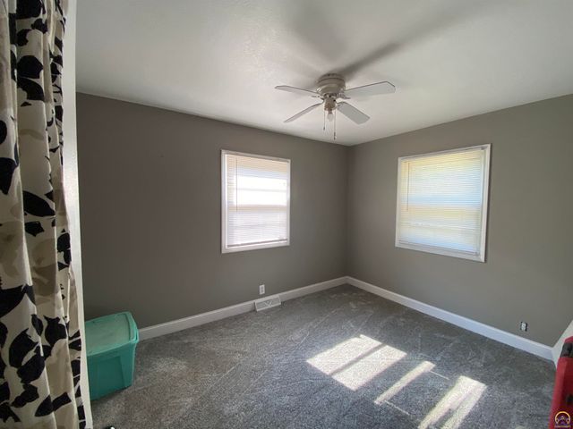 316 NE Pine LN, Topeka, KS 66617