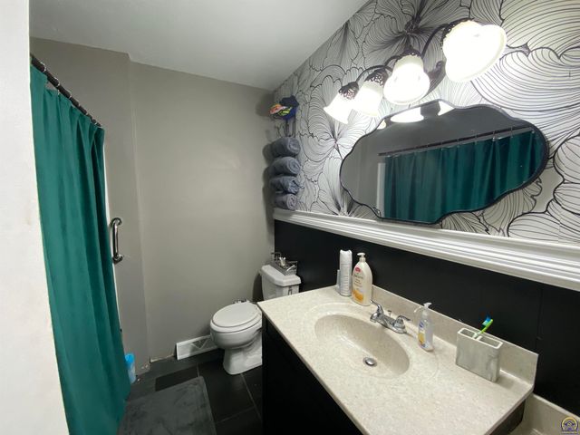 316 NE Pine LN, Topeka, KS 66617