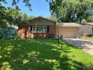 316 NE Pine LN, Topeka, KS 66617