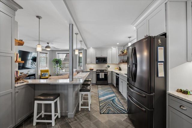 286 Coolidge Ave Apt 2, Manchester, NH 03102