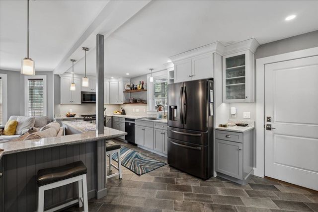 286 Coolidge Ave Apt 2, Manchester, NH 03102