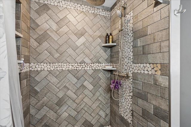 286 Coolidge Ave Apt 2, Manchester, NH 03102