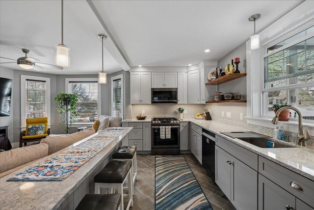 286 Coolidge Ave Apt 2, Manchester, NH 03102