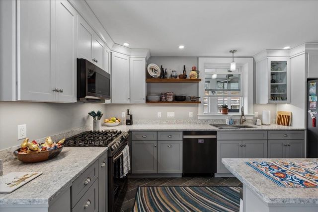 286 Coolidge Ave Apt 2, Manchester, NH 03102