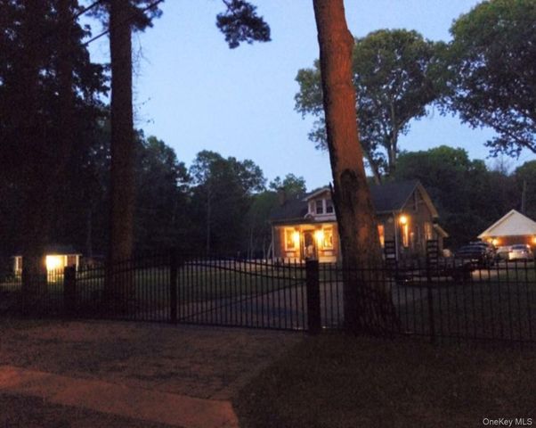 21 Masem Court, Medford, NY 11763