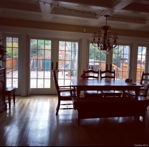 21 Masem Court, Medford, NY 11763