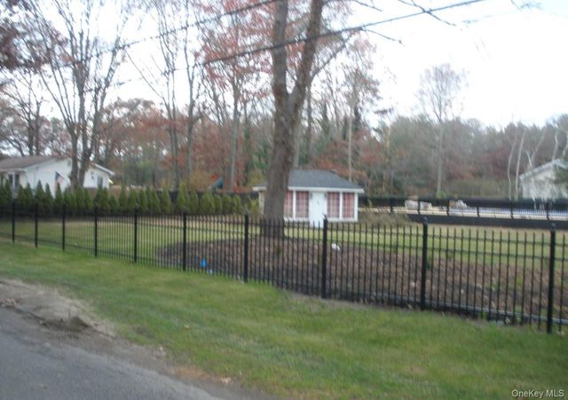 21 Masem Court, Medford, NY 11763