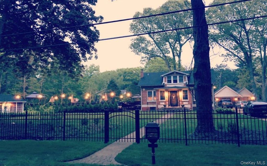 21 Masem Court, Medford, NY 11763