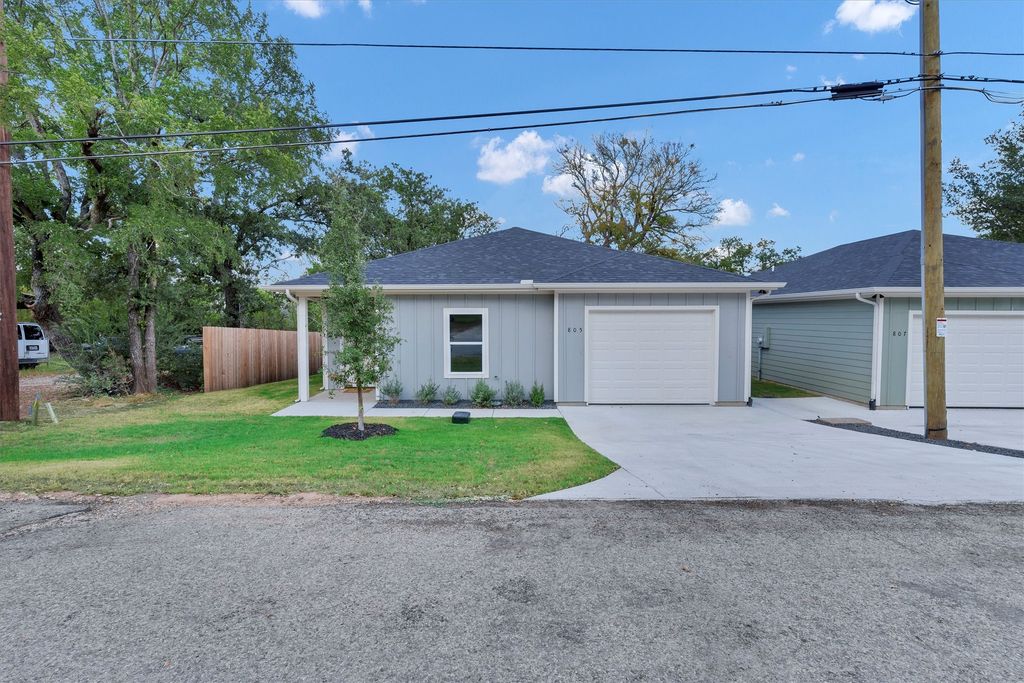 805 Branding Iron Trail, Granbury, TX 76049