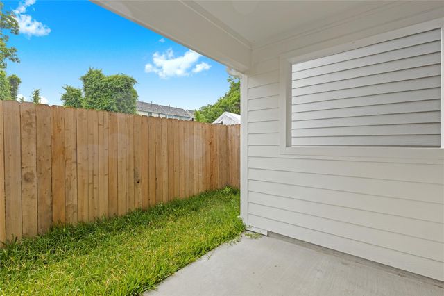 812 Elkhart Street B, Houston, TX 77091