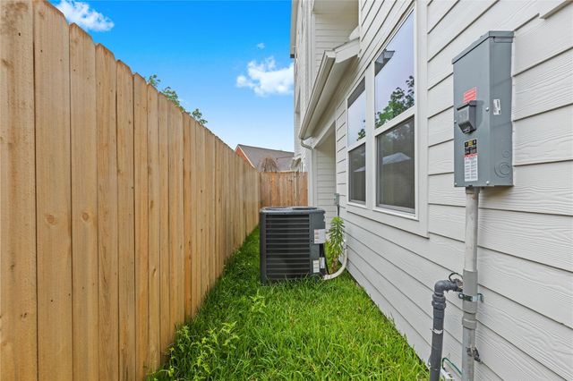 812 Elkhart Street B, Houston, TX 77091