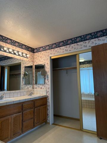 2056 Elwin Way, Modesto, CA 95350